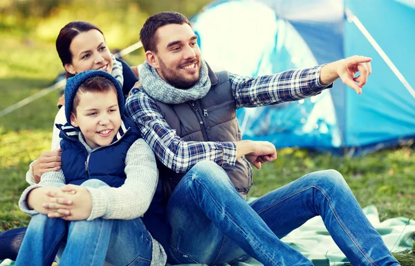 Família feliz com tenda no local do acampamento — Fotografia de Stock