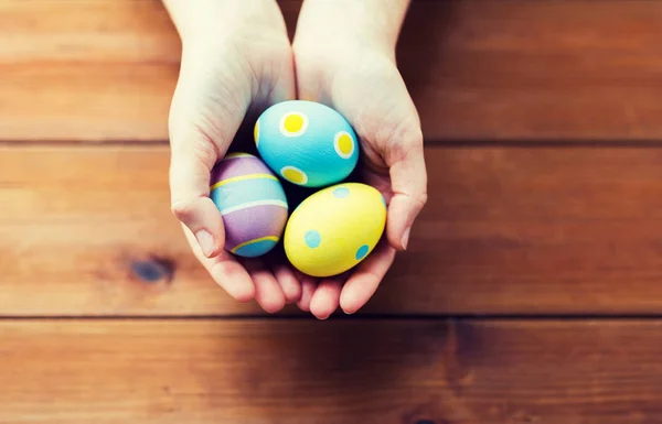 Kadın el renkli Paskalya yumurtaları ile yakın çekim — Stok fotoğraf