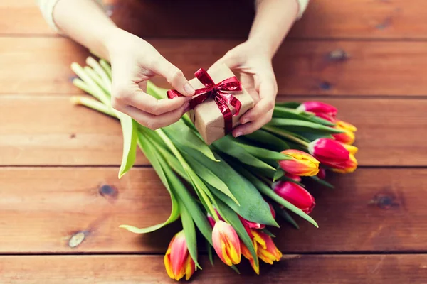 Kadının hediye kutusu ve lale çiçekleri ile yakın çekim — Stok fotoğraf