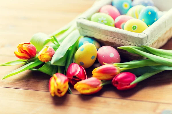 Detail barevné velikonoční vajíčka a květiny — Stock fotografie