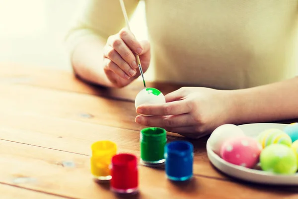 Primer plano de las manos de la mujer para colorear huevos de Pascua — Foto de Stock