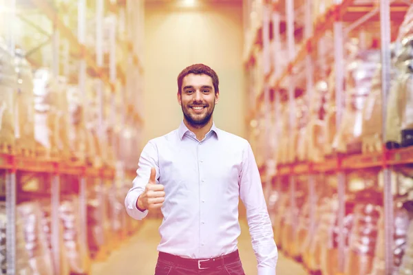 Homem feliz no armazém mostrando os polegares para cima gesto — Fotografia de Stock