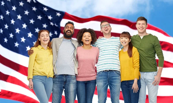 Grupo internacional de personas sobre bandera americana —  Fotos de Stock