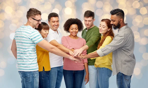 Internationale groep van gelukkige mensen hand in hand — Stockfoto