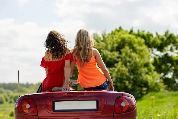 Amigos conduciendo en coche descapotable en verano —  Fotos de Stock
