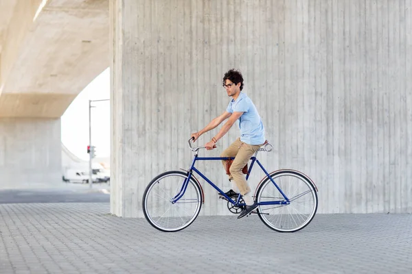 Hombre joven hipster montar bicicleta de engranaje fijo — Foto de Stock