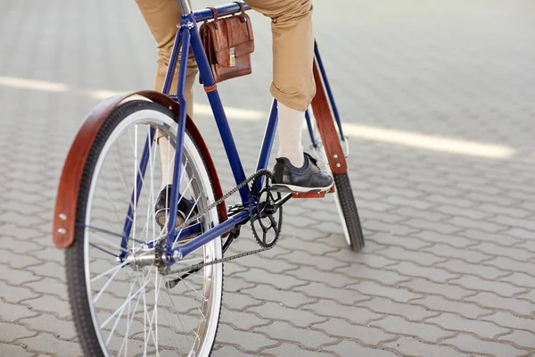 流行に敏感な男固定ギア自転車に乗ってのクローズ アップ — ストック写真