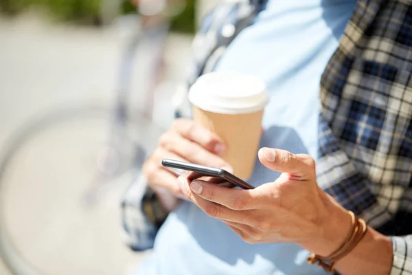 Man met smartphone en koffie op de stad straat — Stockfoto