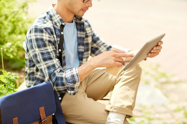 Uomo con tablet pc e caffè sulla panca stradale della città — Foto Stock