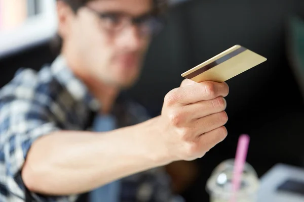 Чоловік платить кредитною карткою в кафе — стокове фото