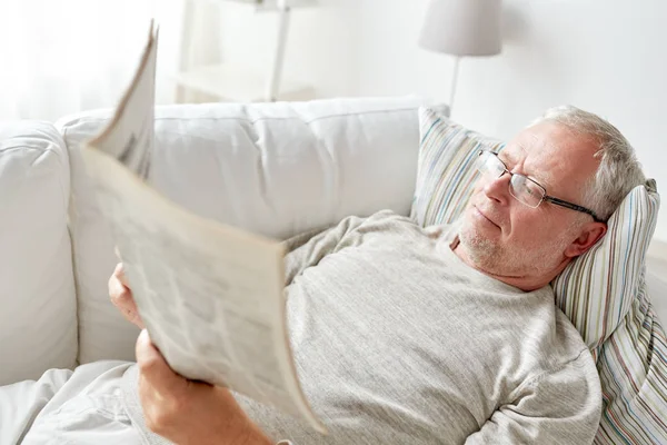 Κοντινό πλάνο του ανώτερος άνθρωπος διαβάζοντας εφημερίδα στο σπίτι — Φωτογραφία Αρχείου