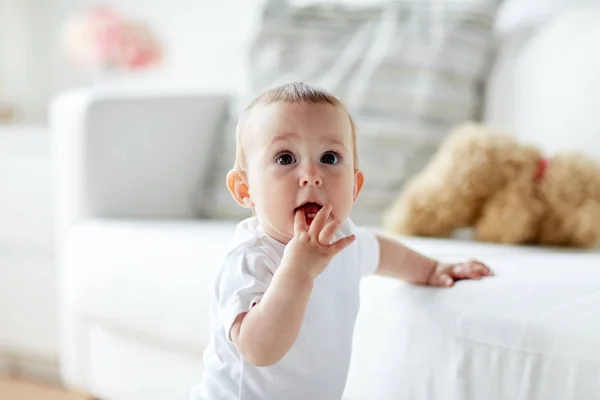 Niño o niña feliz en casa —  Fotos de Stock