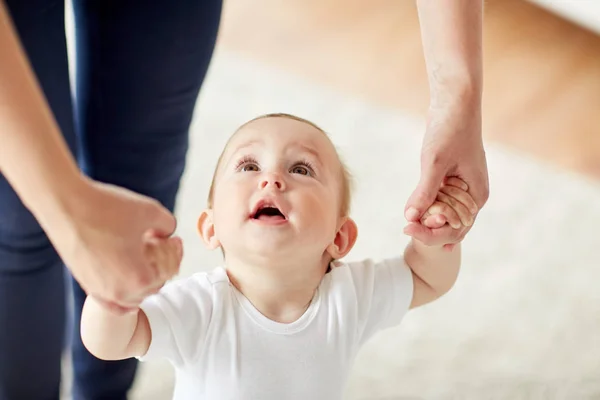 母の助けを借りて歩くことを学んで幸せな赤ちゃん — ストック写真