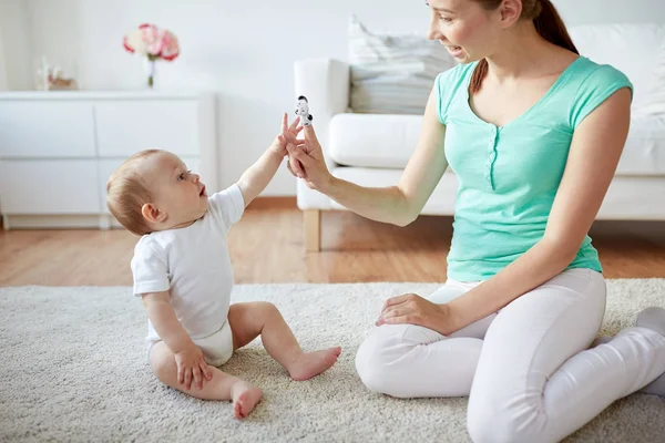 Glückliche Mutter und Baby spielen zu Hause — Stockfoto