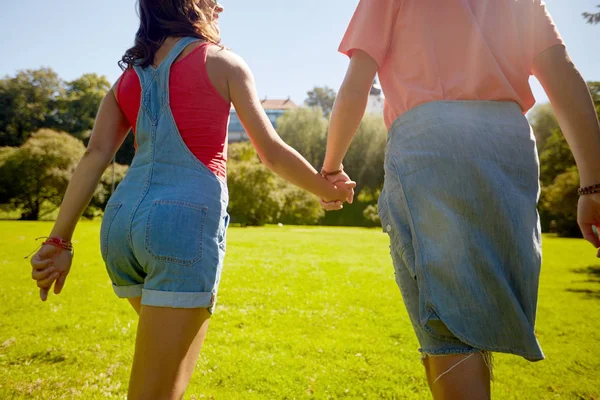 Ευτυχισμένο εφηβικό ζευγάρι περπάτημα στο πάρκο καλοκαίρι — Φωτογραφία Αρχείου