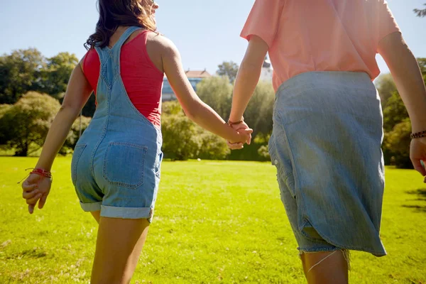 Lyckliga teenage par promenader på sommaren park — Stockfoto