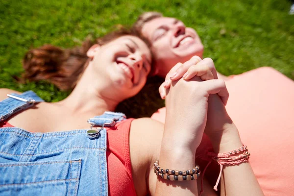Glückliches Teenie-Paar liegt im Sommer im Gras — Stockfoto