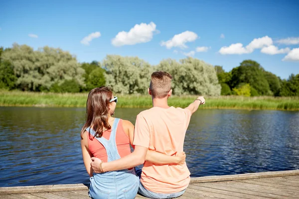 행복 한 커플 여름 강 부두에 가리키는 손가락 — 스톡 사진
