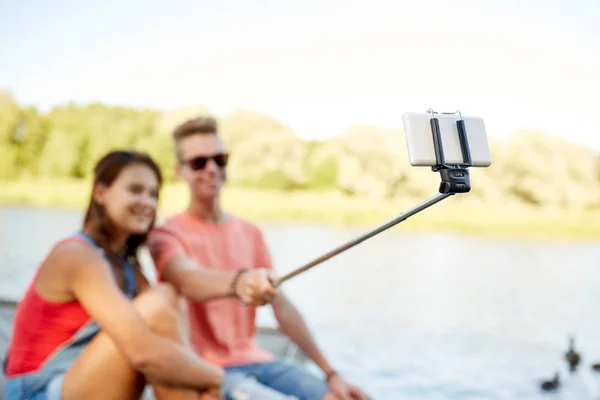 Счастливая пара подростков делает селфи на смартфоне — стоковое фото
