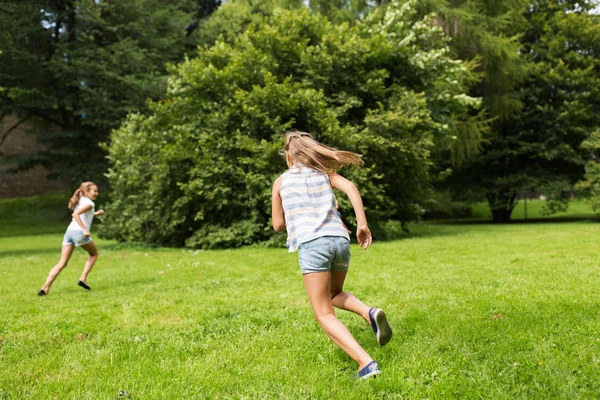 Niños felices o amigos jugando al aire libre — Foto de Stock