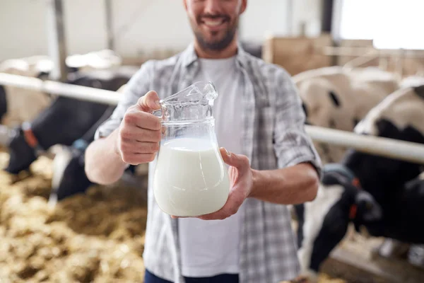 Mann oder Bauer mit Kuhmilch auf Milchbauernhof — Stockfoto