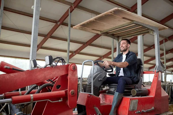 Homem ou agricultor tractor de condução na exploração agrícola — Fotografia de Stock