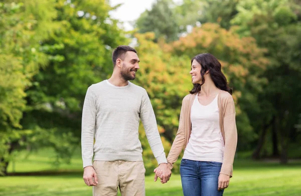 Encontros casal feliz no parque de verão — Fotografia de Stock