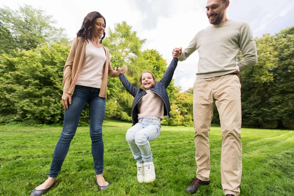 Счастливая семья гуляет в летнем парке и веселится — стоковое фото