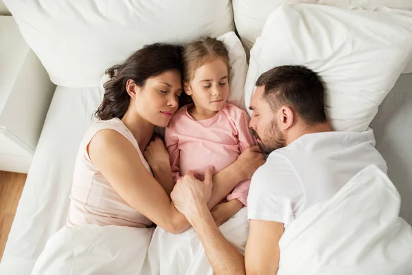 Felice famiglia che dorme a letto a casa — Foto Stock