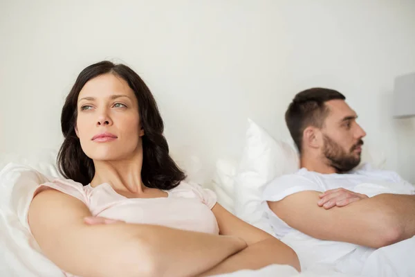 Ongelukkige paar met conflict in bed thuis — Stockfoto