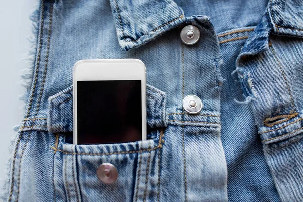 Smartphone no bolso de casaco de ganga ou colete — Fotografia de Stock