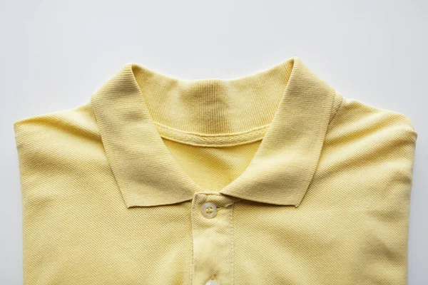 Close up de polo t-shirt no fundo branco — Fotografia de Stock