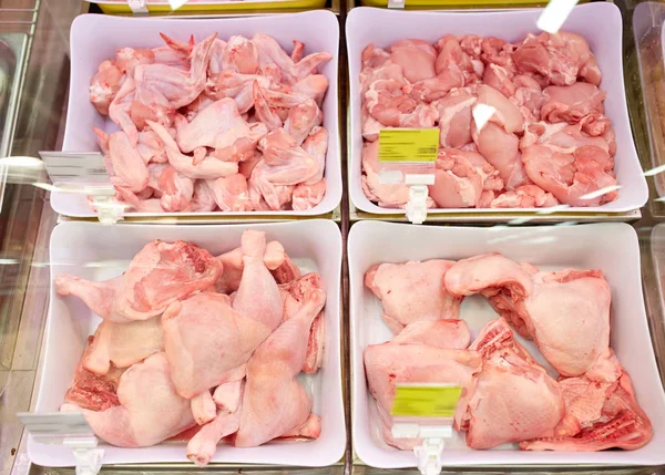 Poultry meat in bowls at grocery stall — Stock Photo, Image