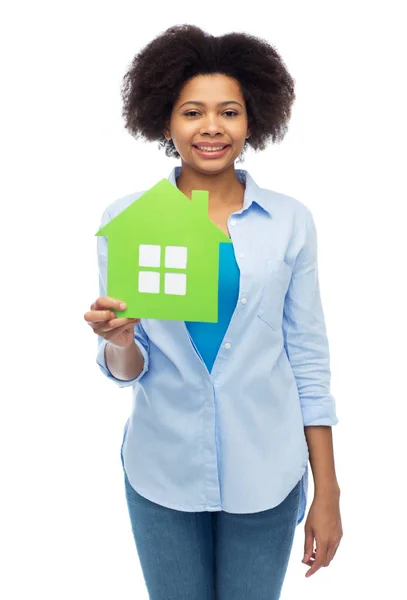 Mulher americana africana feliz com ícone de casa verde — Fotografia de Stock