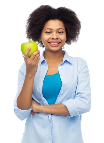 Mujer afroamericana feliz con manzana verde —  Fotos de Stock