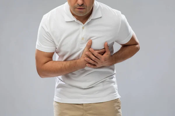 Närbild på människan lider av ont i hjärtat — Stockfoto
