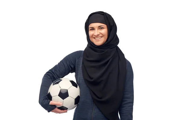 Mulher muçulmana feliz no hijab com futebol — Fotografia de Stock