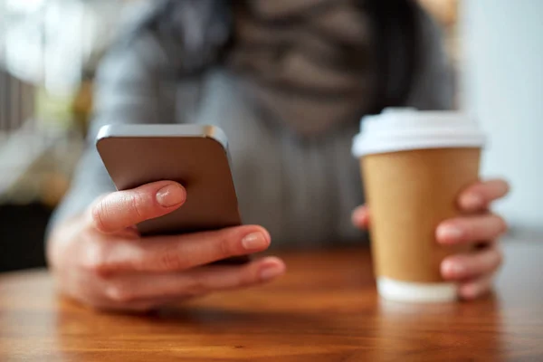 Close up van vrouw met smartphone en koffie — Stockfoto