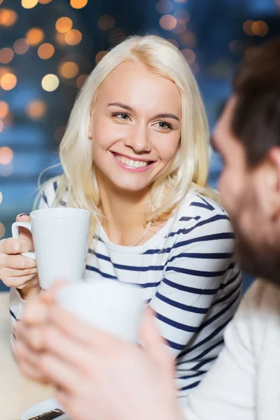 Reunião casal feliz e beber chá ou café Imagens Royalty-Free