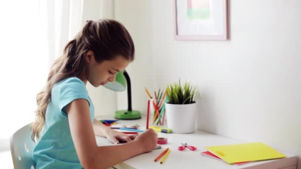 Fille heureuse dessin à la maison — Video