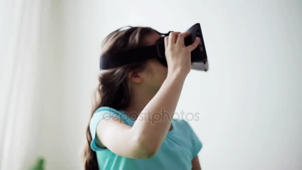 Menina feliz em vr fone de ouvido ou óculos 3d em casa — Vídeo de Stock