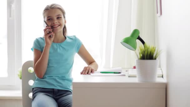 Chica sonriente llamando en el teléfono inteligente en casa — Vídeo de stock