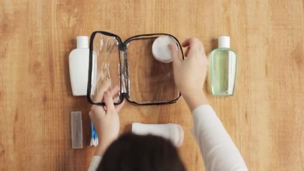 Handen verpakking tas met cosmetica — Stockvideo