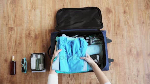 Kişisel sayfalar ile seyahat çantası ambalaj eller — Stok video