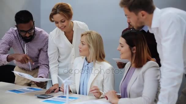 Equipo empresarial discutiendo proyecto de energía verde — Vídeos de Stock