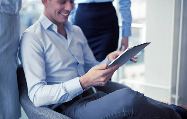 Équipe d'affaires travaillant avec tablette PC dans le bureau — Photo