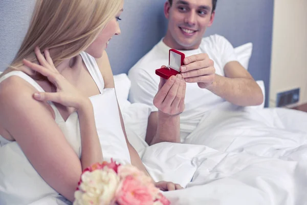 Vicino di uomo dando donna anello di fidanzamento — Foto Stock