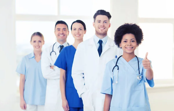 Skupina happy lékařů v nemocnici — Stock fotografie