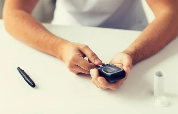 Close-up van de mens controleren bloedsuiker door glucometer — Stockfoto