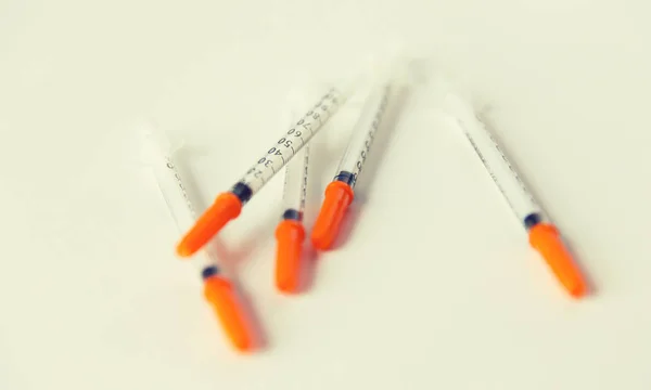 Primo piano delle siringhe di insulina sul tavolo — Foto Stock